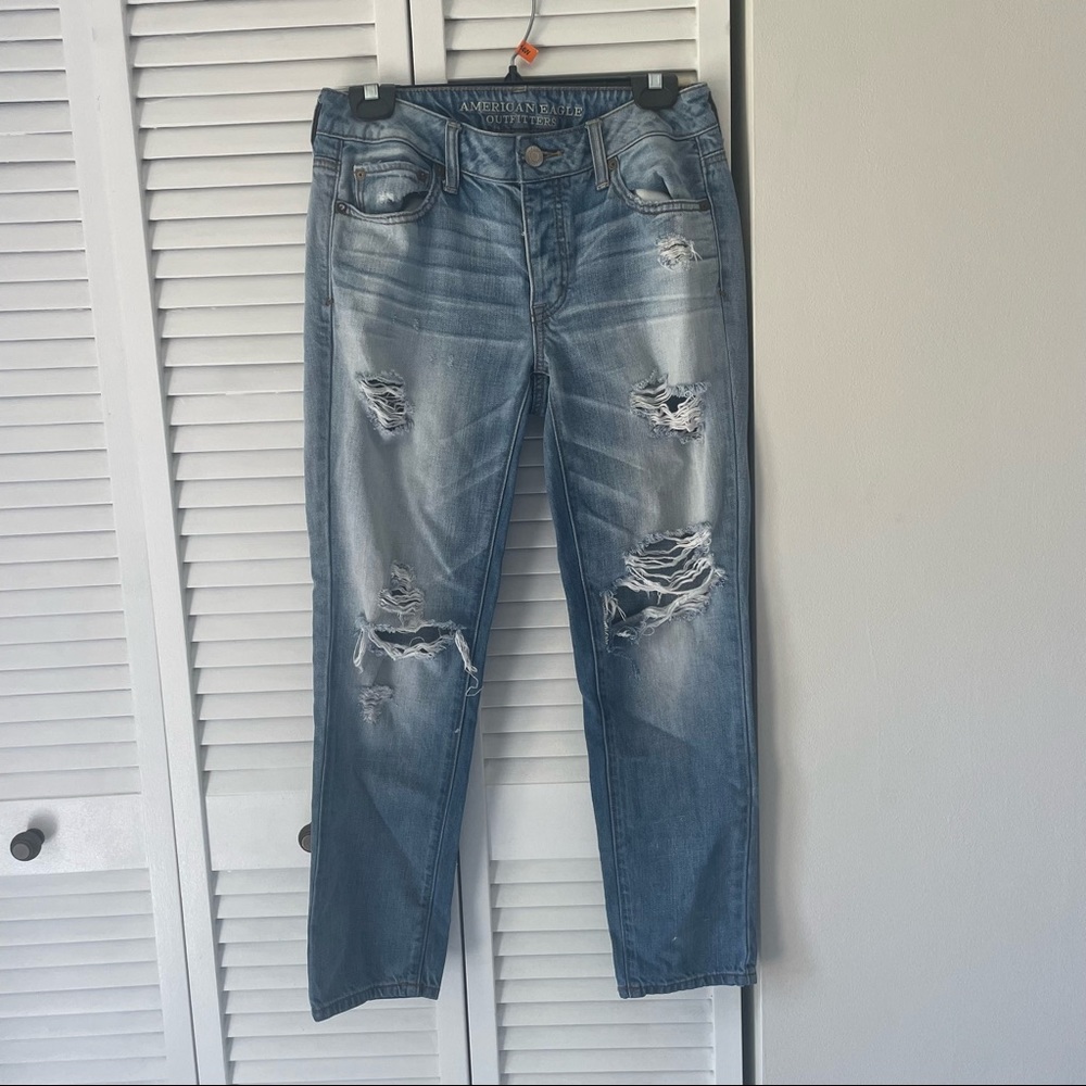 American Eagle Boy Crop Light Wash Distressed Jeans
